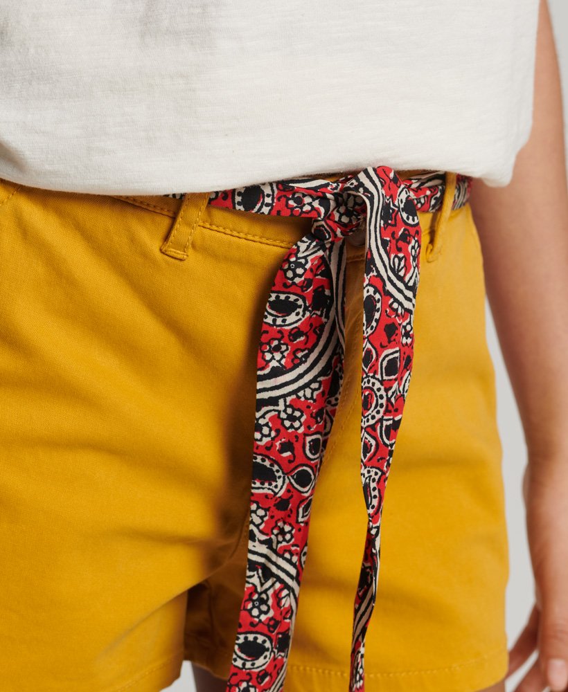 vintage chino shorts van biologisch katoen in woestijnbeige.