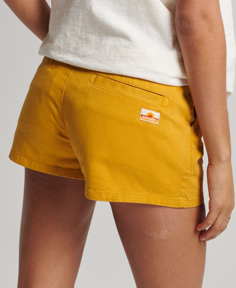 vintage chino shorts van biologisch katoen in woestijnbeige.