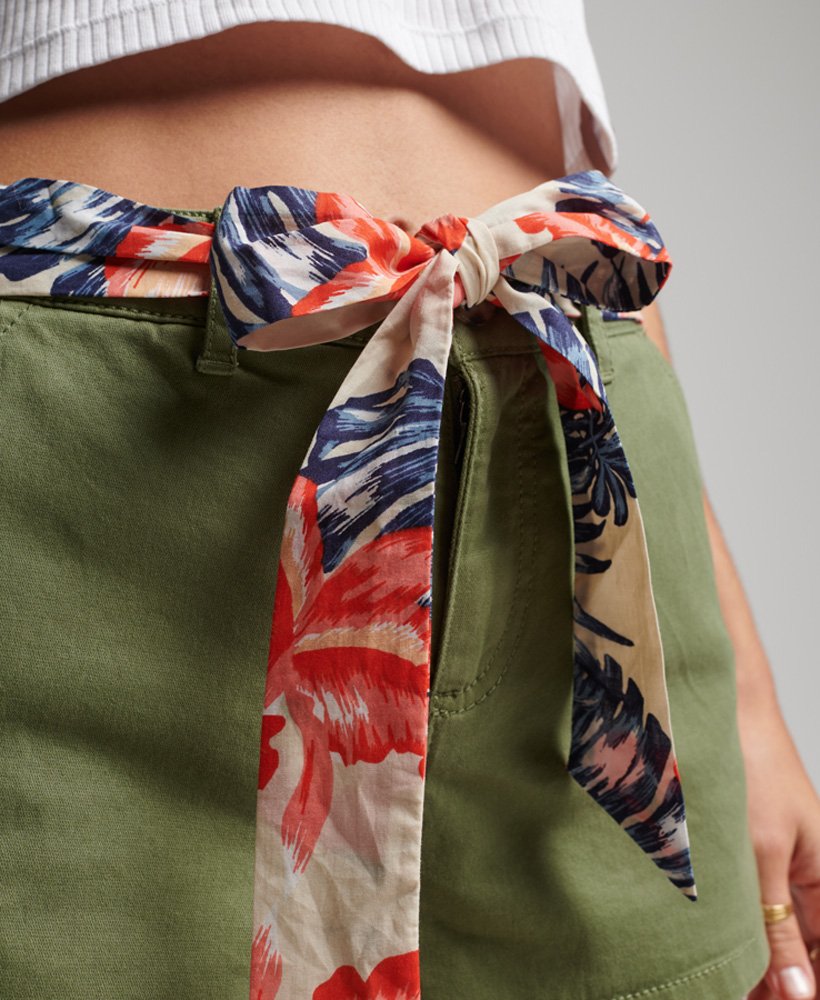 vintage chino shorts van biologisch katoen in olijfgroen kaki