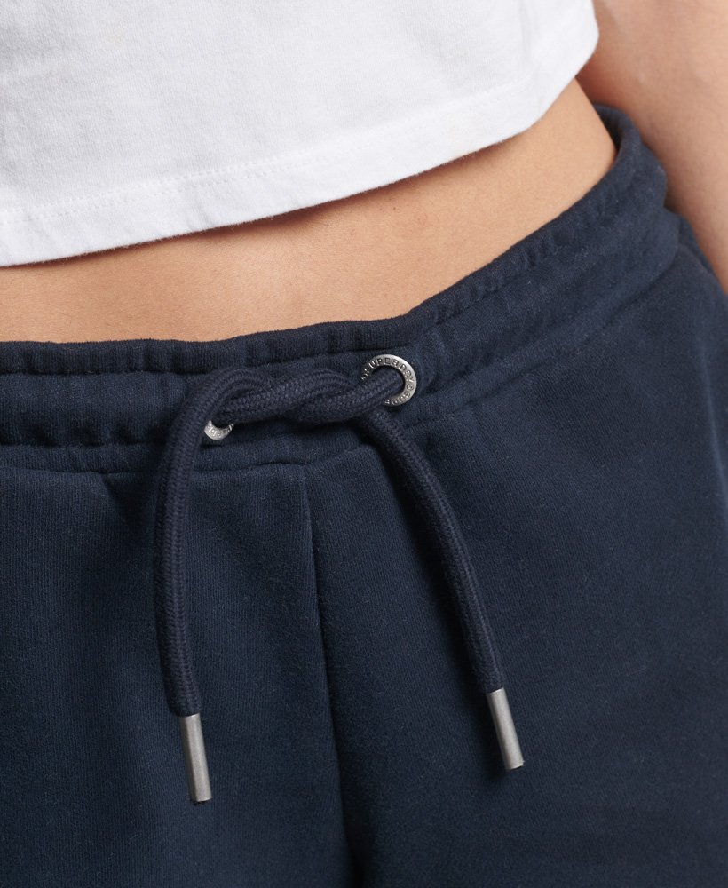 biologische katoenen shorts met vintage logo in de kleur eclipse navy.