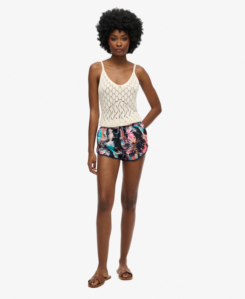 bedrukte strandshorts in fluortropisch groen.