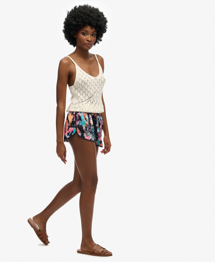 bedrukte strandshorts in fluortropisch groen.