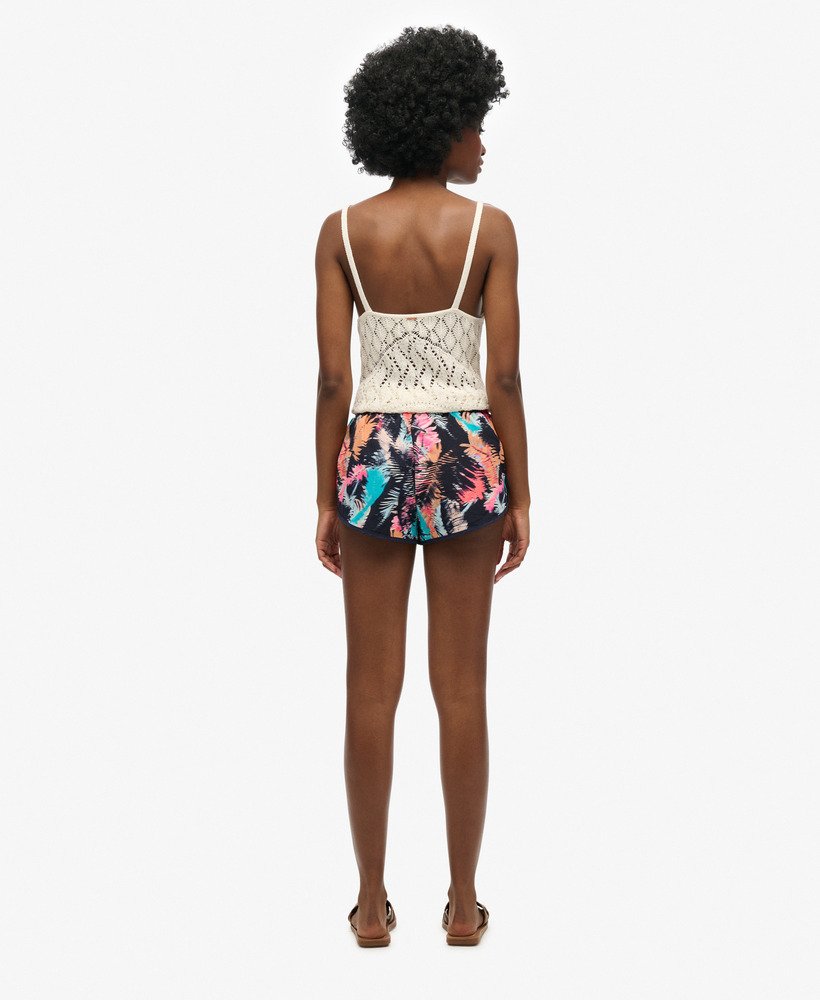 bedrukte strandshorts in fluortropisch groen.