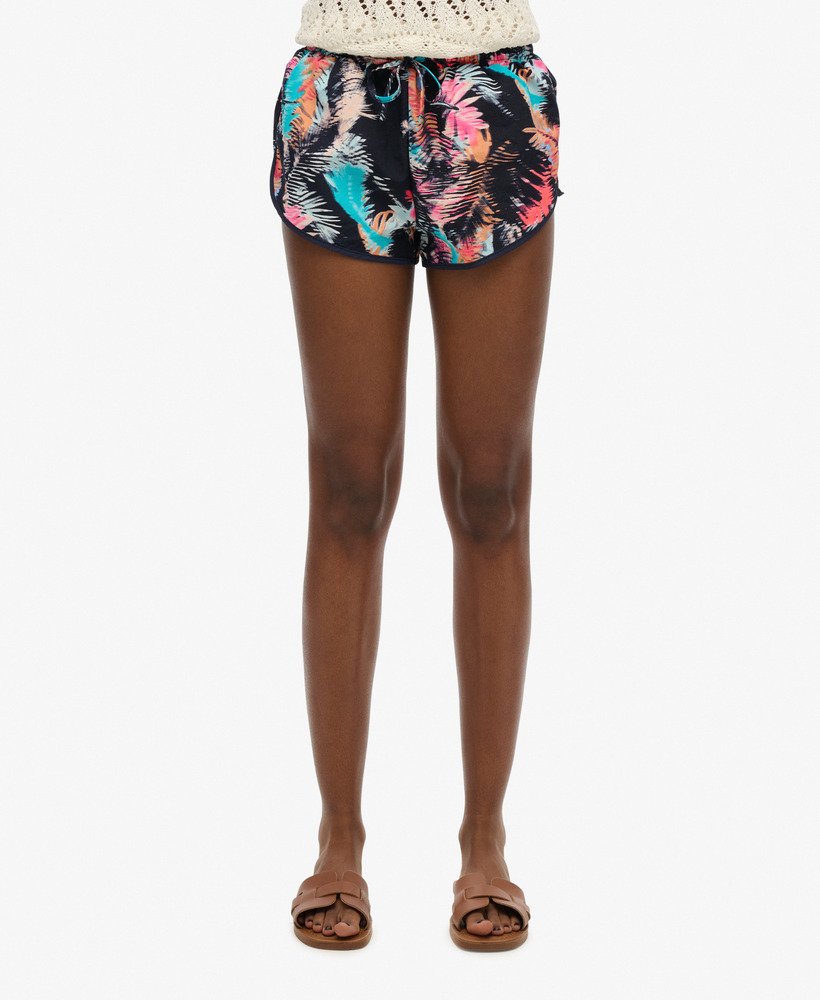 bedrukte strandshorts in fluortropisch groen.