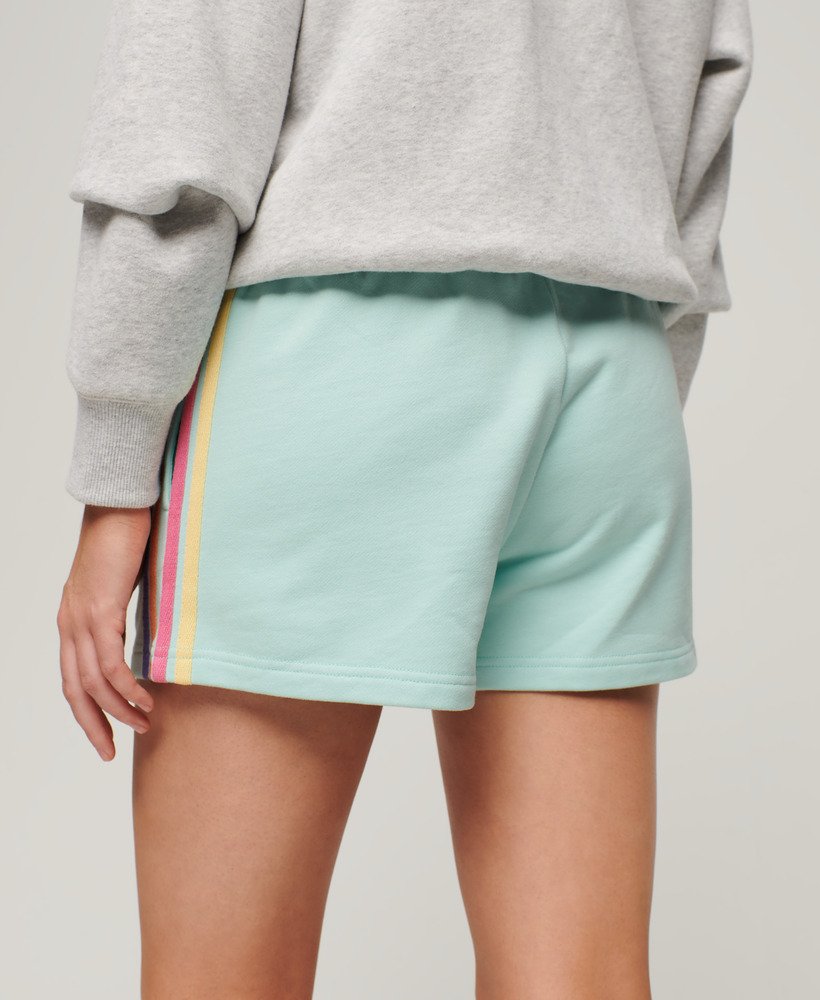 shorts met regenboogkleurige zijstreep en logo in grijsgroen.