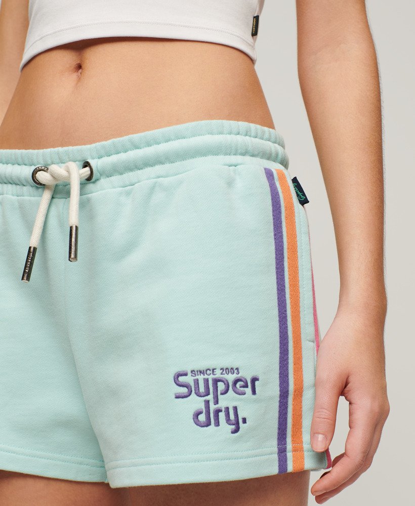 shorts met regenboogkleurige zijstreep en logo in grijsgroen.