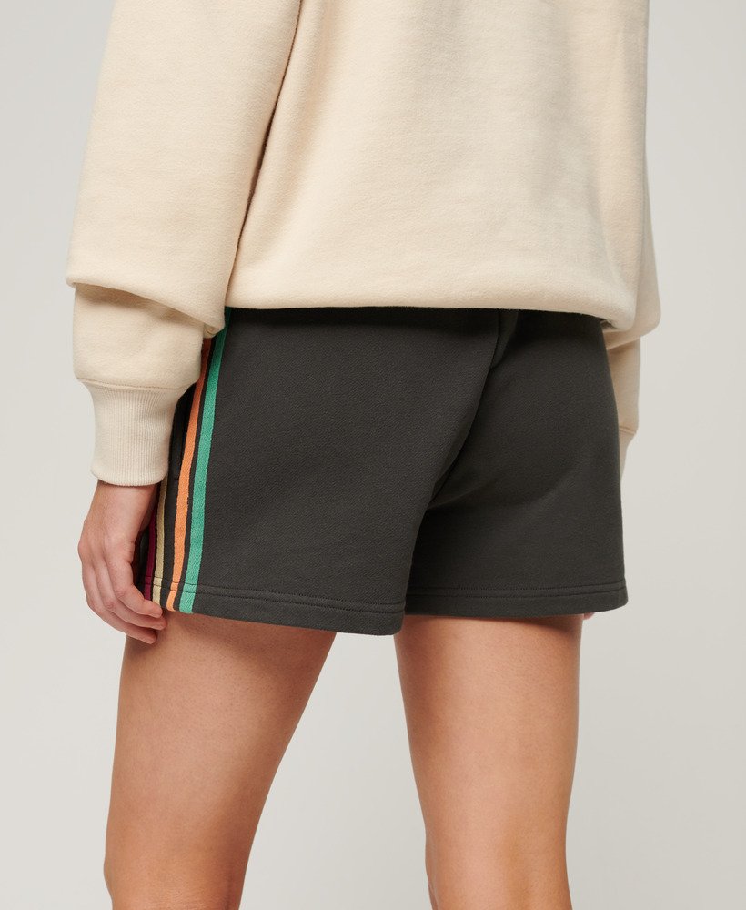shorts met regenboogkleurige zijstreep en logo in gewassen zwart.