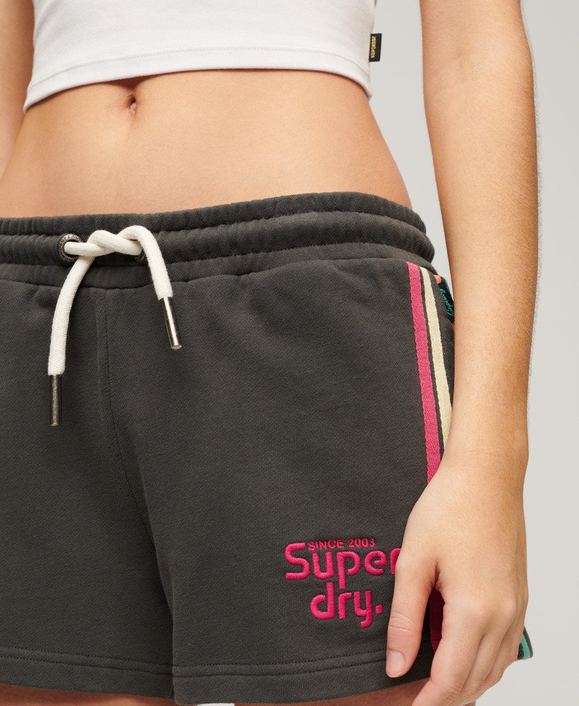 shorts met regenboogkleurige zijstreep en logo in gewassen zwart.