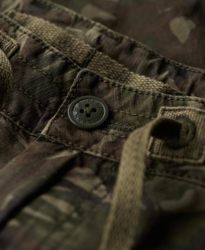 cargoshorts in outline camo