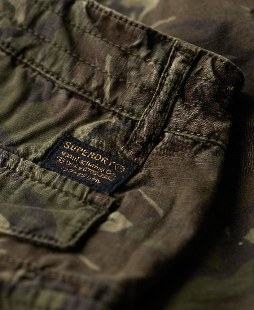 cargoshorts in outline camo