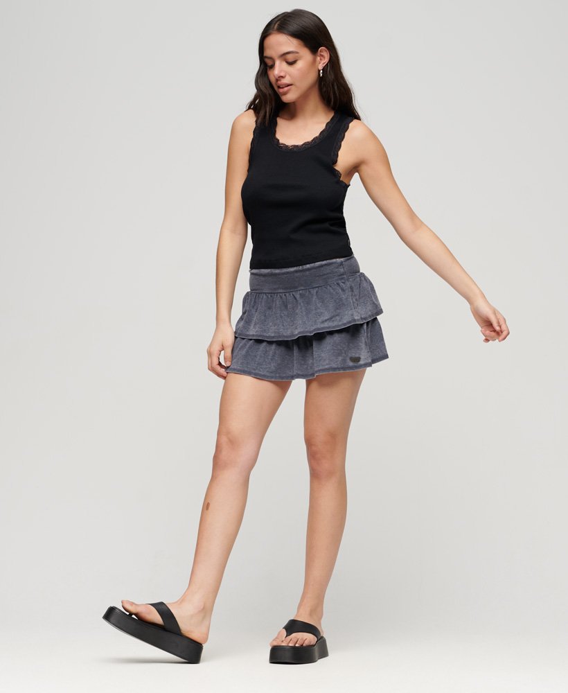 minirok uit de jaren 90 in eclipse navy