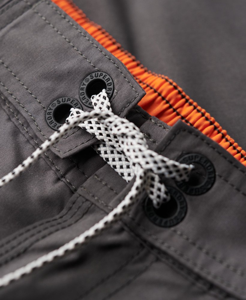 sportkleding logo boardshorts van 19 inch 48 cm van gerecycled materiaal in antraciet.