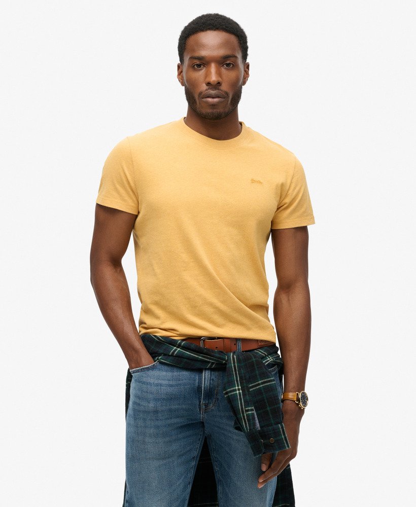 essential t-shirt met klein logo van biologisch katoen in oker gemêleerde kleur.