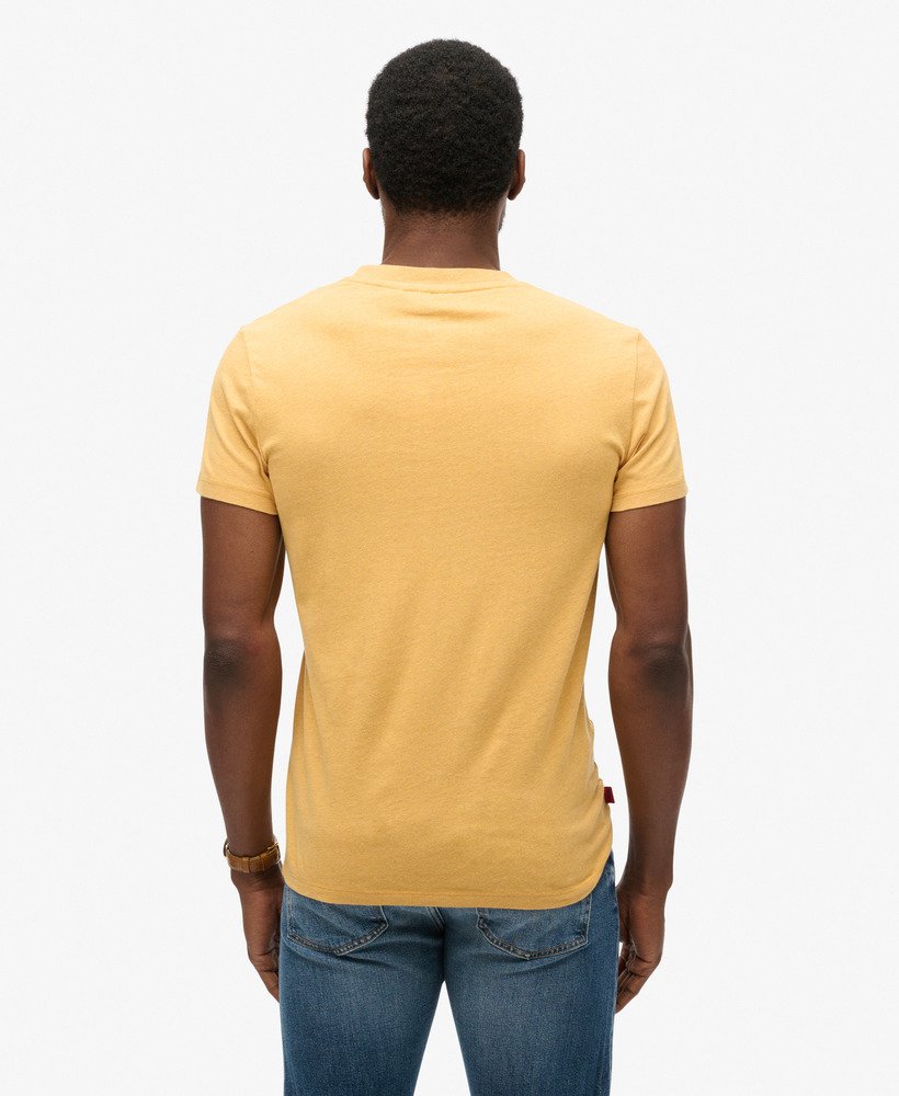 essential t-shirt met klein logo van biologisch katoen in oker gemêleerde kleur.