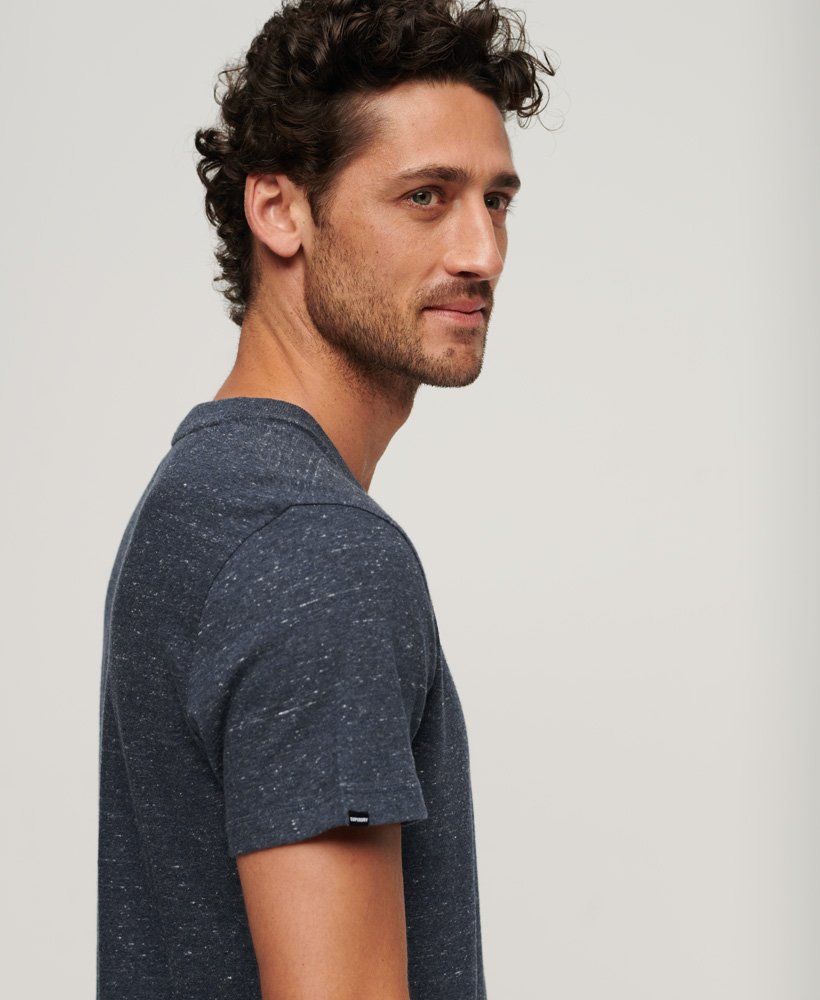 essential t-shirt met klein logo van biologisch katoen in creek navy heather.