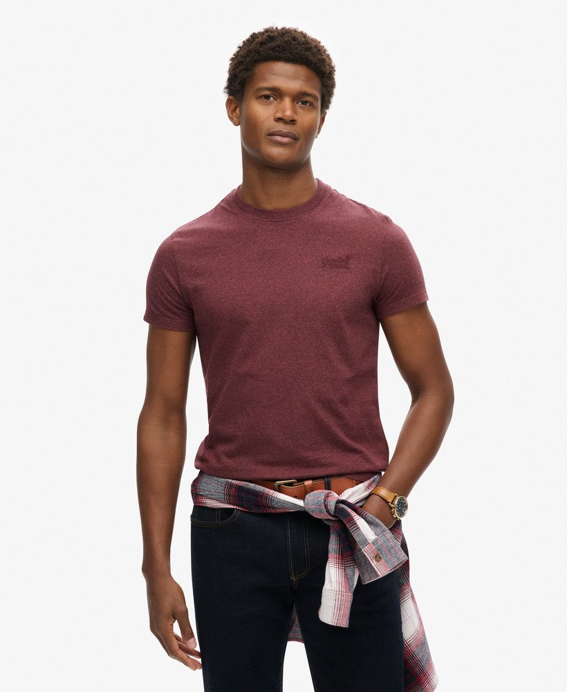 t-shirt met essential logo van biologisch katoen in een diep bordeauxrode kleur.