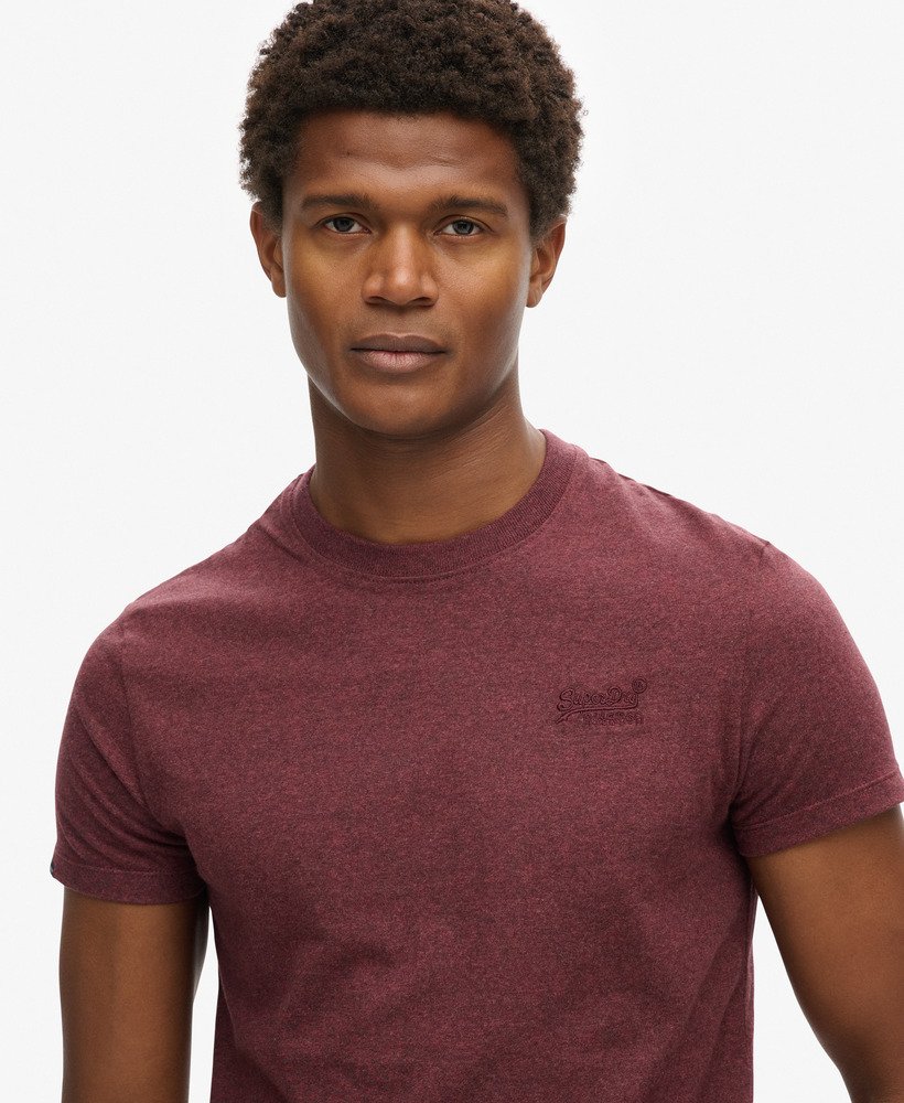 t-shirt met essential logo van biologisch katoen in een diep bordeauxrode kleur.
