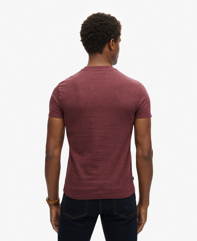 t-shirt met essential logo van biologisch katoen in een diep bordeauxrode kleur.