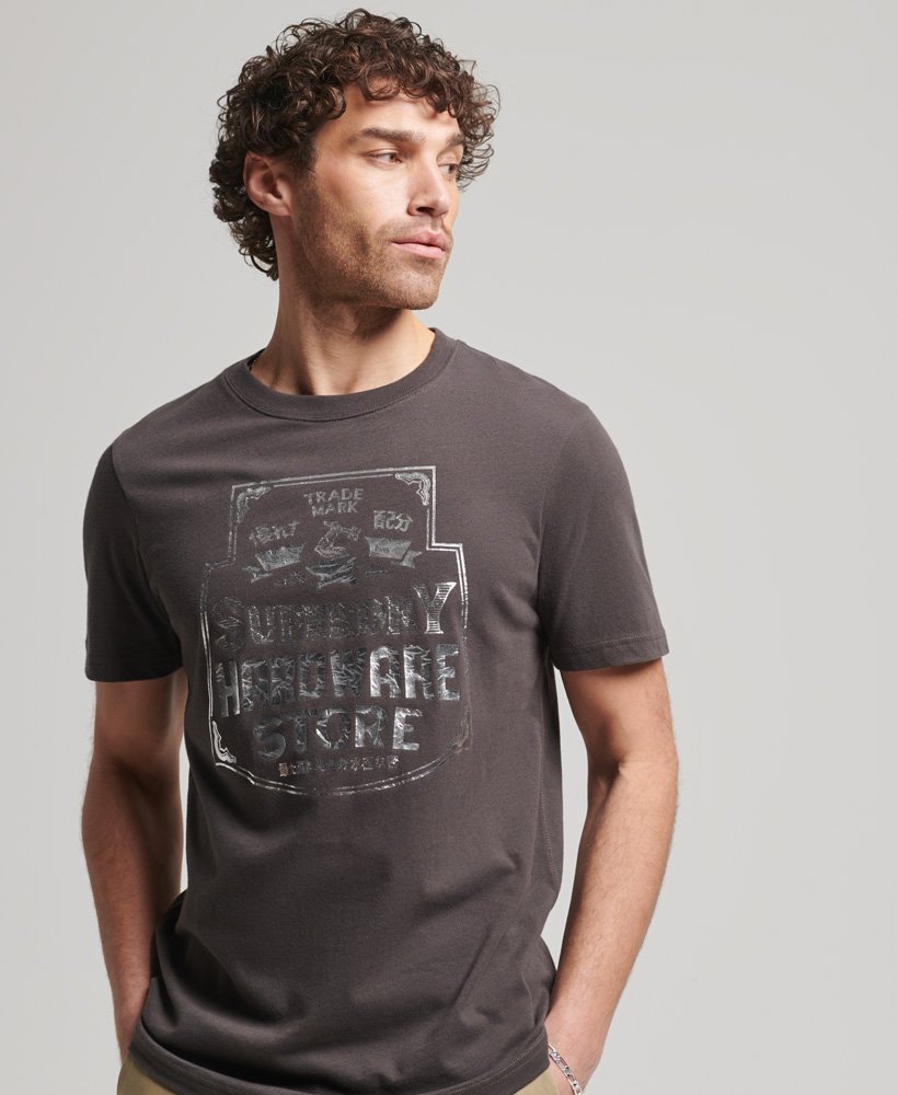 een vernieuwd klassiek t-shirt in vintage zwart.