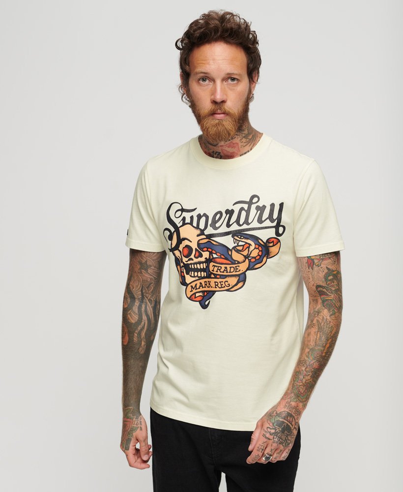 t-shirt met tattoo-tekstprint op de voorkant in gebroken wit.