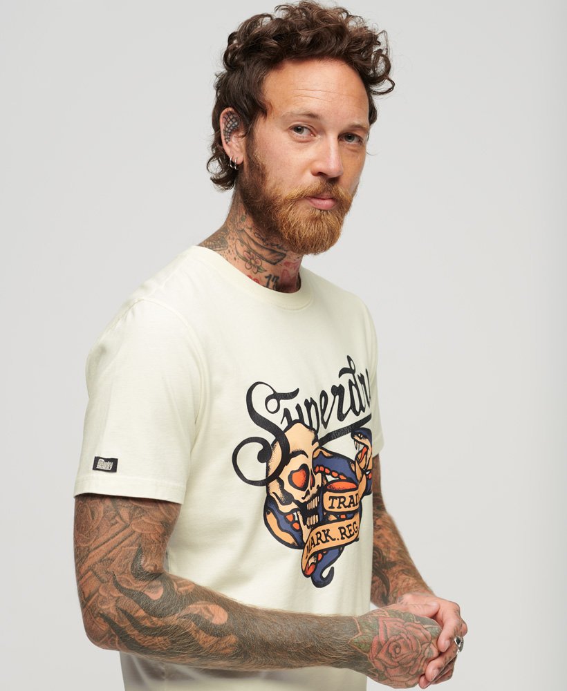 t-shirt met tattoo-tekstprint op de voorkant in gebroken wit.
