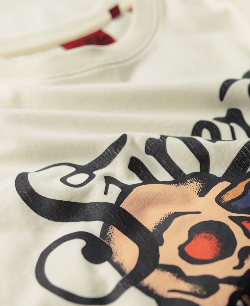 t-shirt met tattoo-tekstprint op de voorkant in gebroken wit.