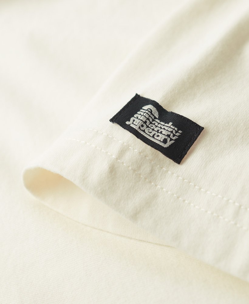 t-shirt met tattoo-tekstprint op de voorkant in gebroken wit.