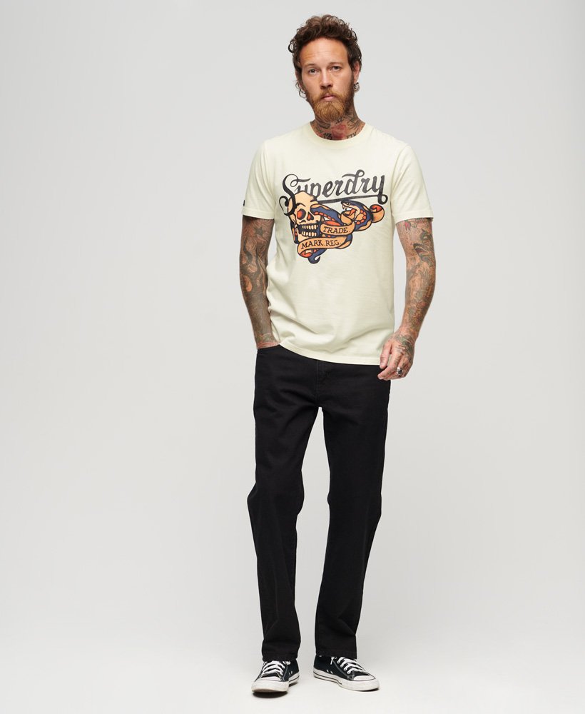 t-shirt met tattoo-tekstprint op de voorkant in gebroken wit.