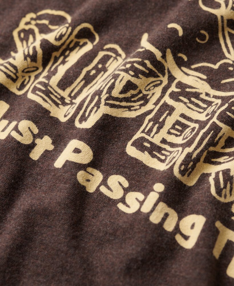 t-shirt met reisansichtkaartprint in een rijke bruin gemêleerde kleur.