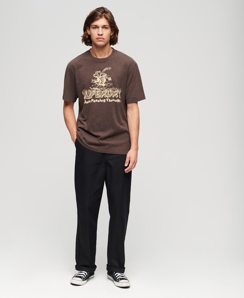 t-shirt met reisansichtkaartprint in een rijke bruin gemêleerde kleur.