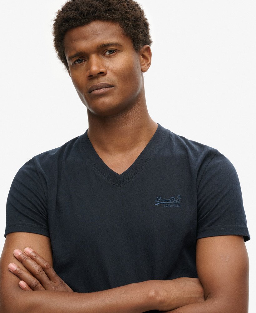 t-shirt met v-hals en geborduurd logo van biologisch katoen in de kleur eclipse navy.