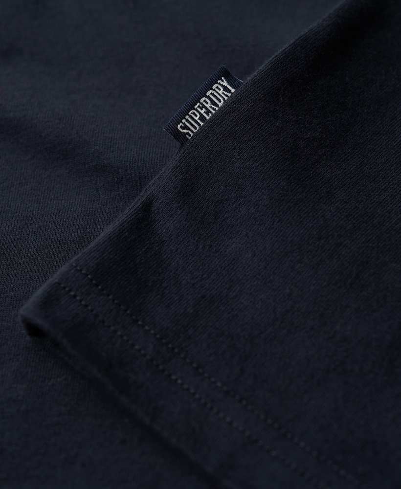 t-shirt met v-hals en geborduurd logo van biologisch katoen in de kleur eclipse navy.