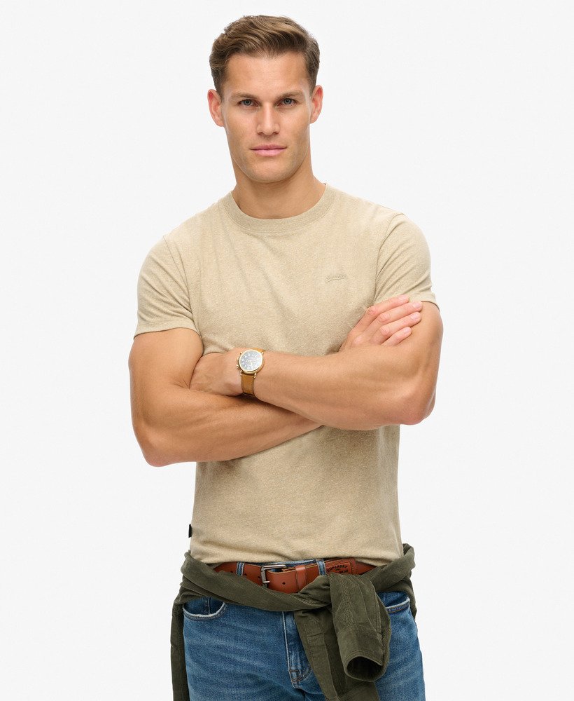 essential t-shirt met klein logo van biologisch katoen in beige met bruine spikkels.