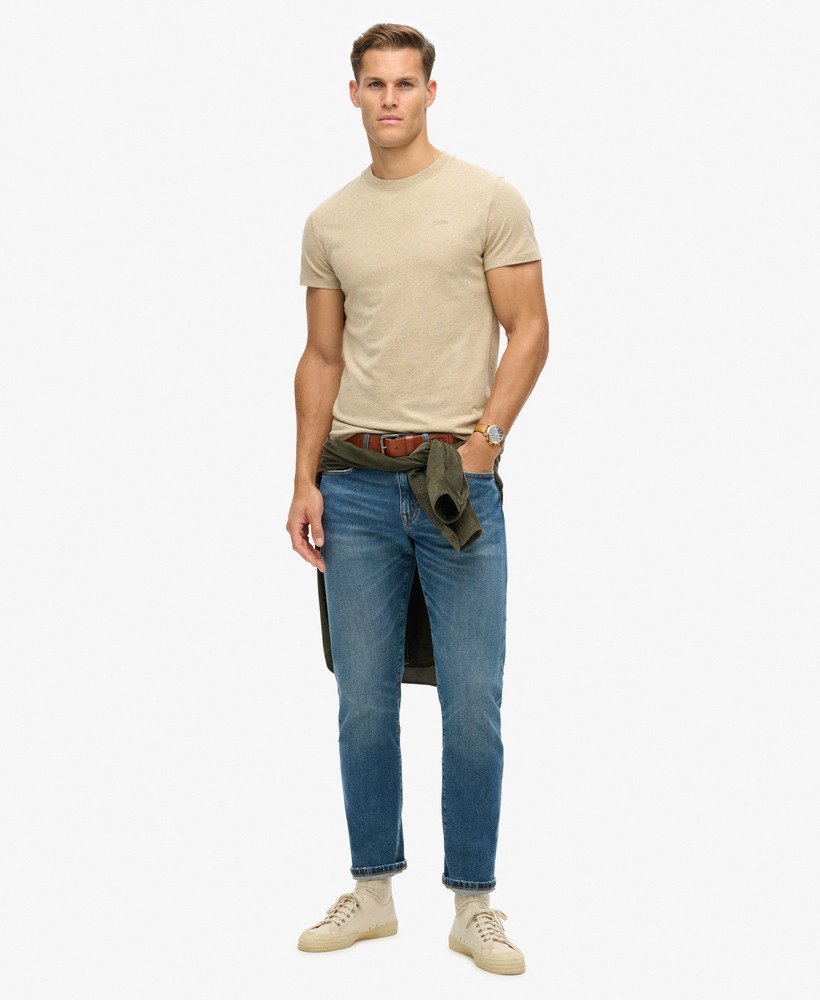 essential t-shirt met klein logo van biologisch katoen in beige met bruine spikkels.