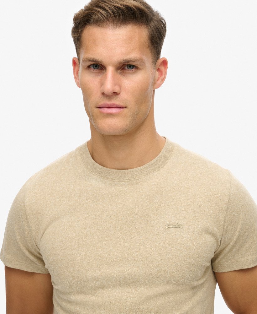essential t-shirt met klein logo van biologisch katoen in beige met bruine spikkels.