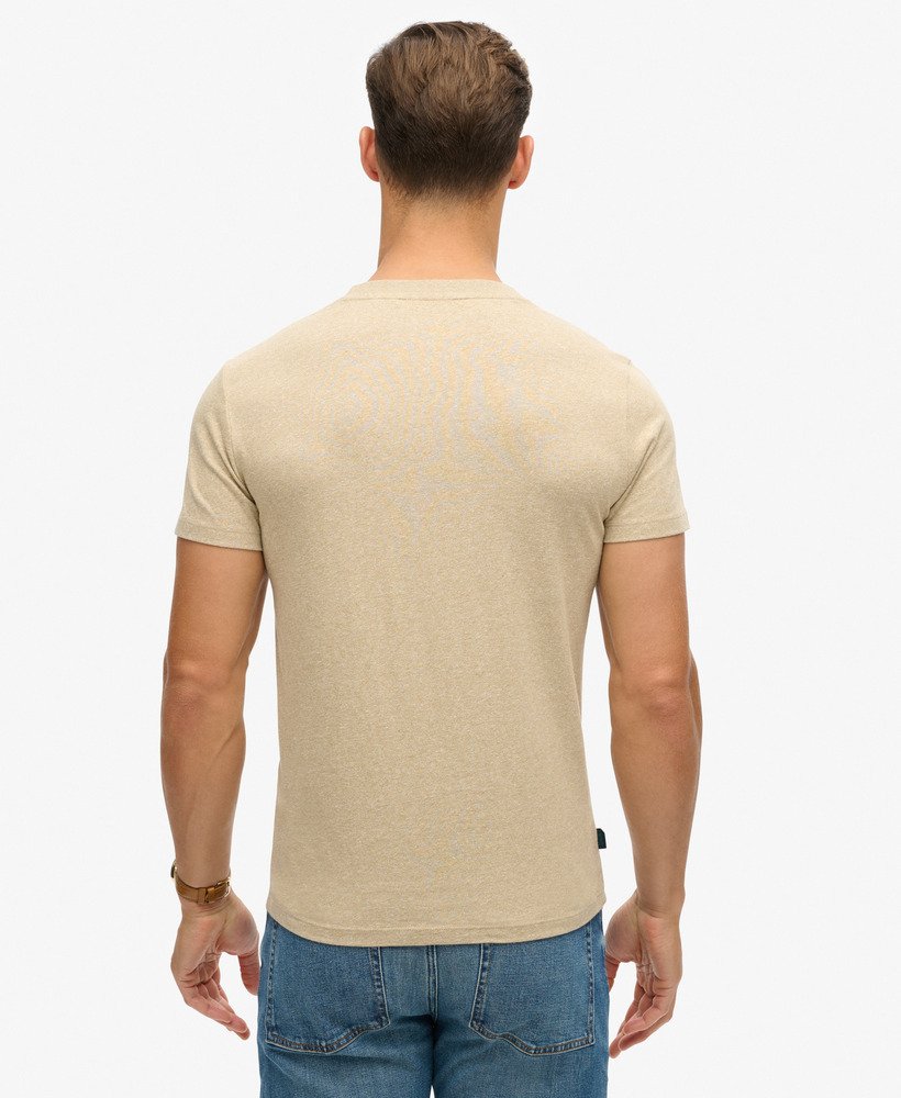 essential t-shirt met klein logo van biologisch katoen in beige met bruine spikkels.