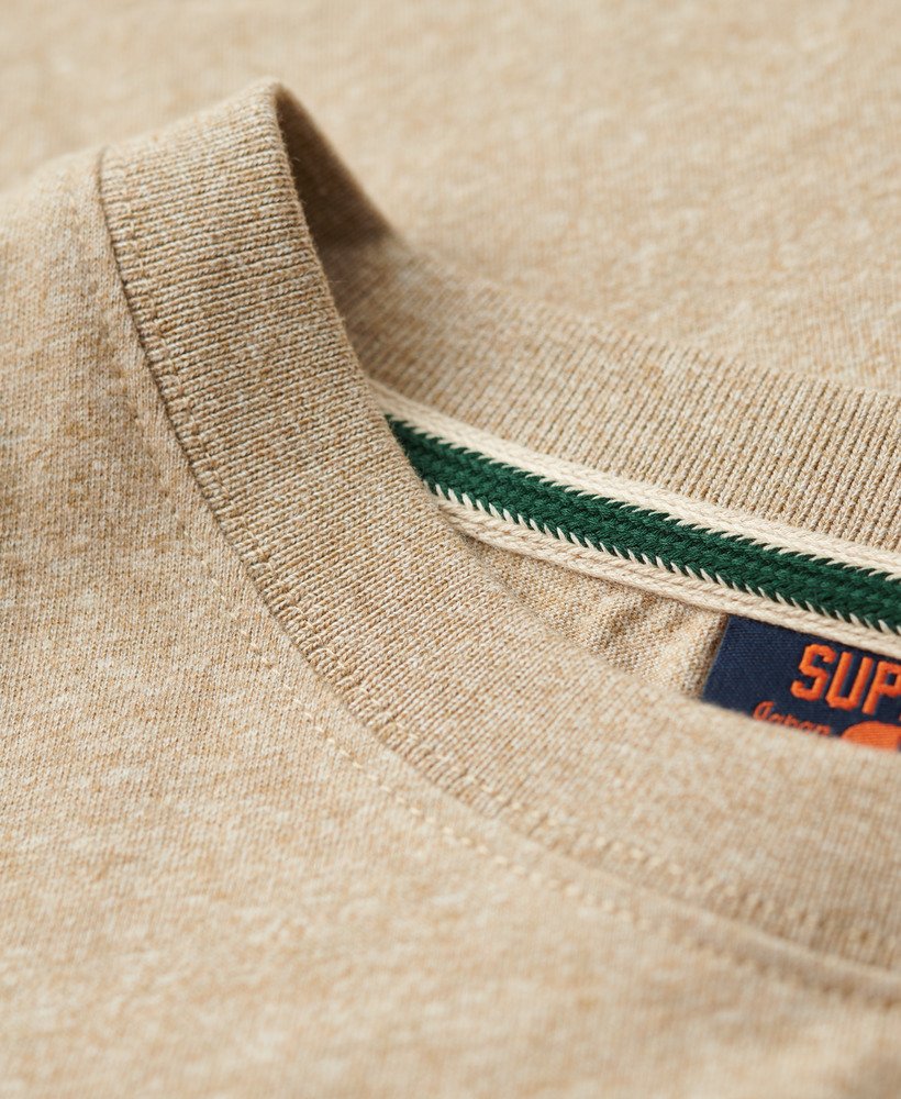 essential t-shirt met klein logo van biologisch katoen in beige met bruine spikkels.