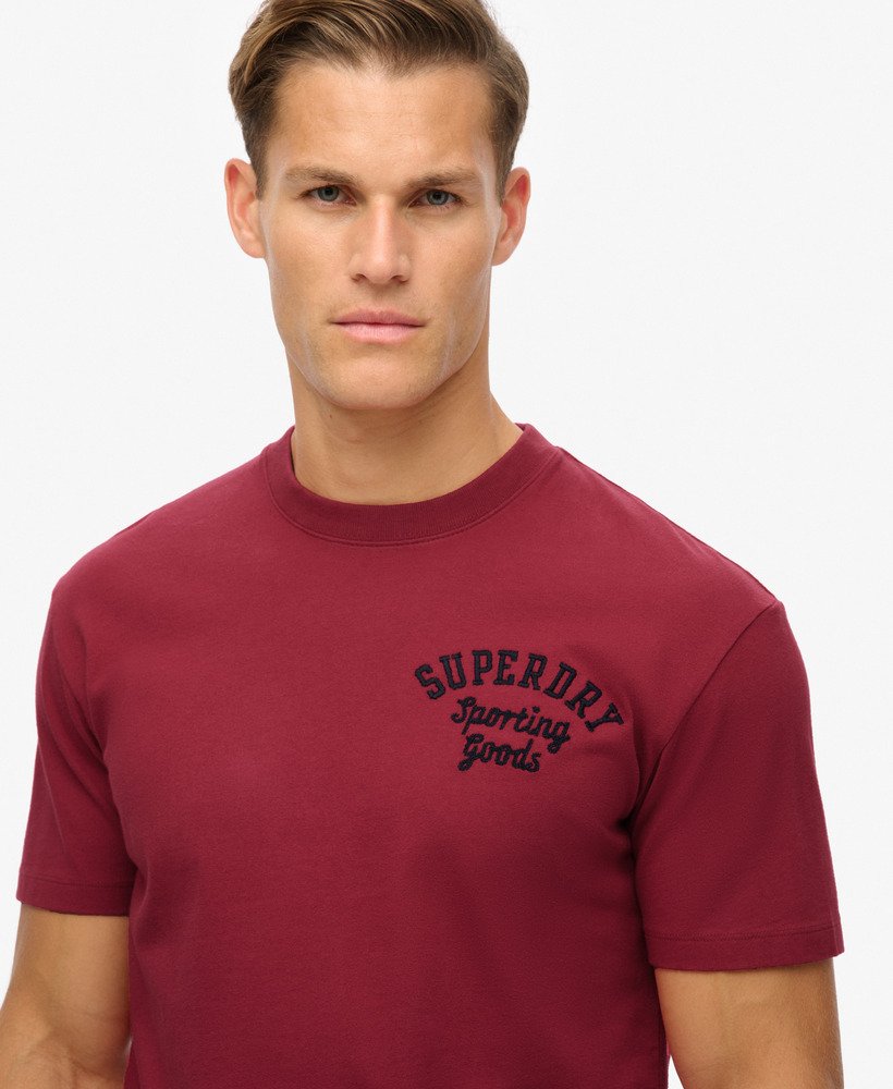 geborduurd superstate athletic logo t-shirt in chilipeperrood.