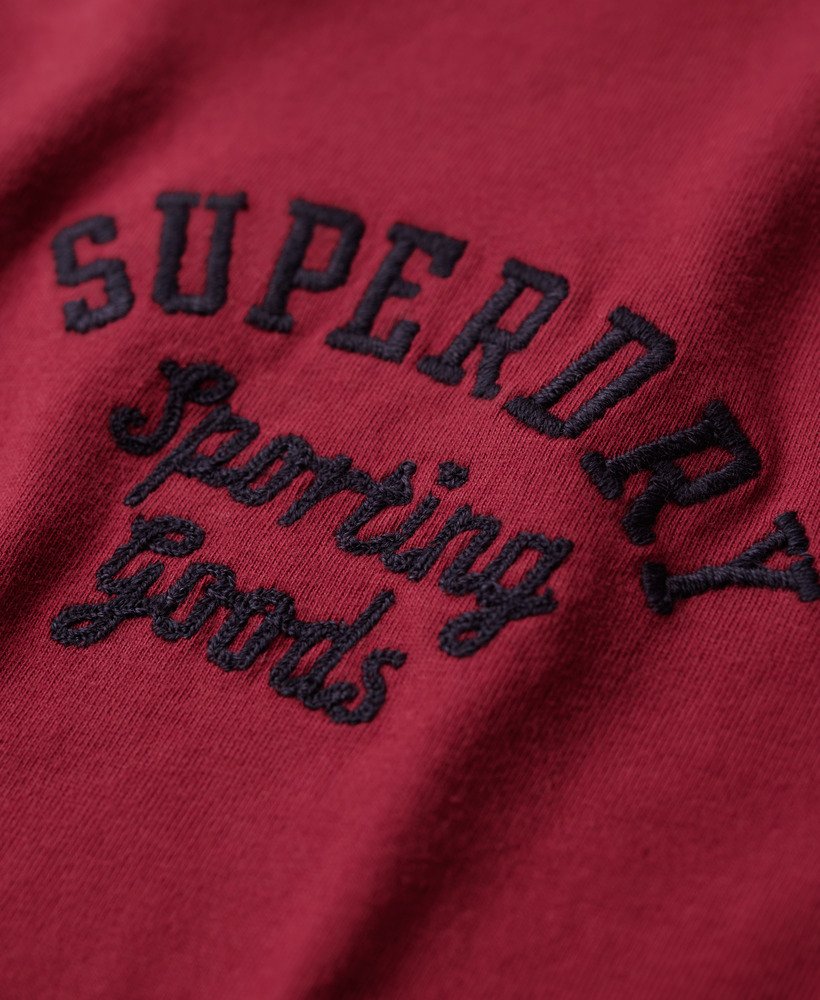 geborduurd superstate athletic logo t-shirt in chilipeperrood.