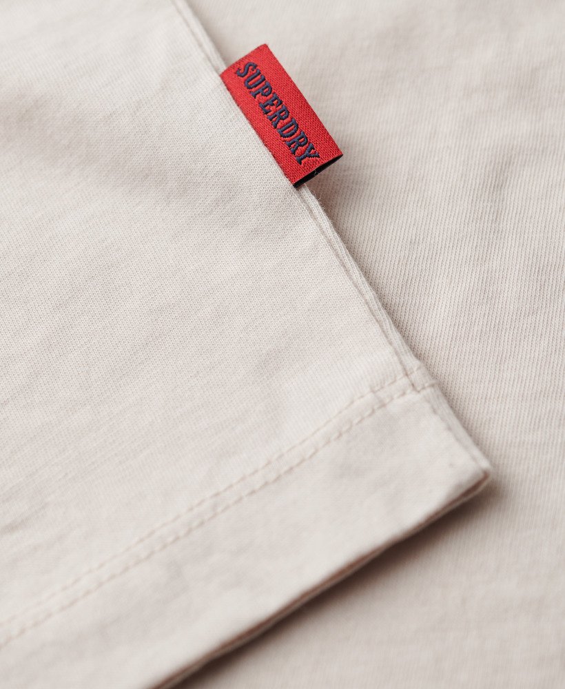 t-shirt van biologisch katoen met geborduurd essential-logo in wit zand.