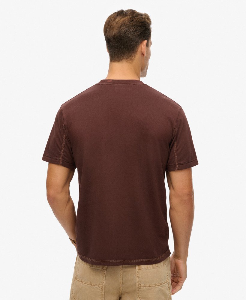 t-shirt met contrasterende stiksels op de borstzak in gewassen bruin.