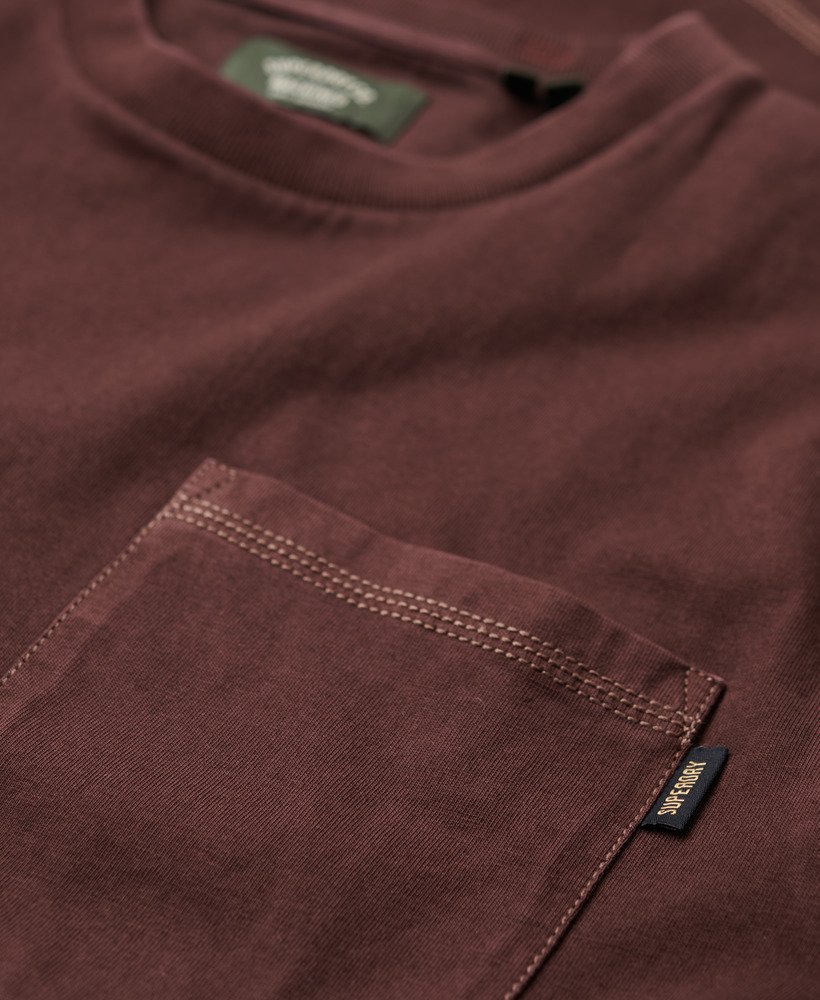 t-shirt met contrasterende stiksels op de borstzak in gewassen bruin.