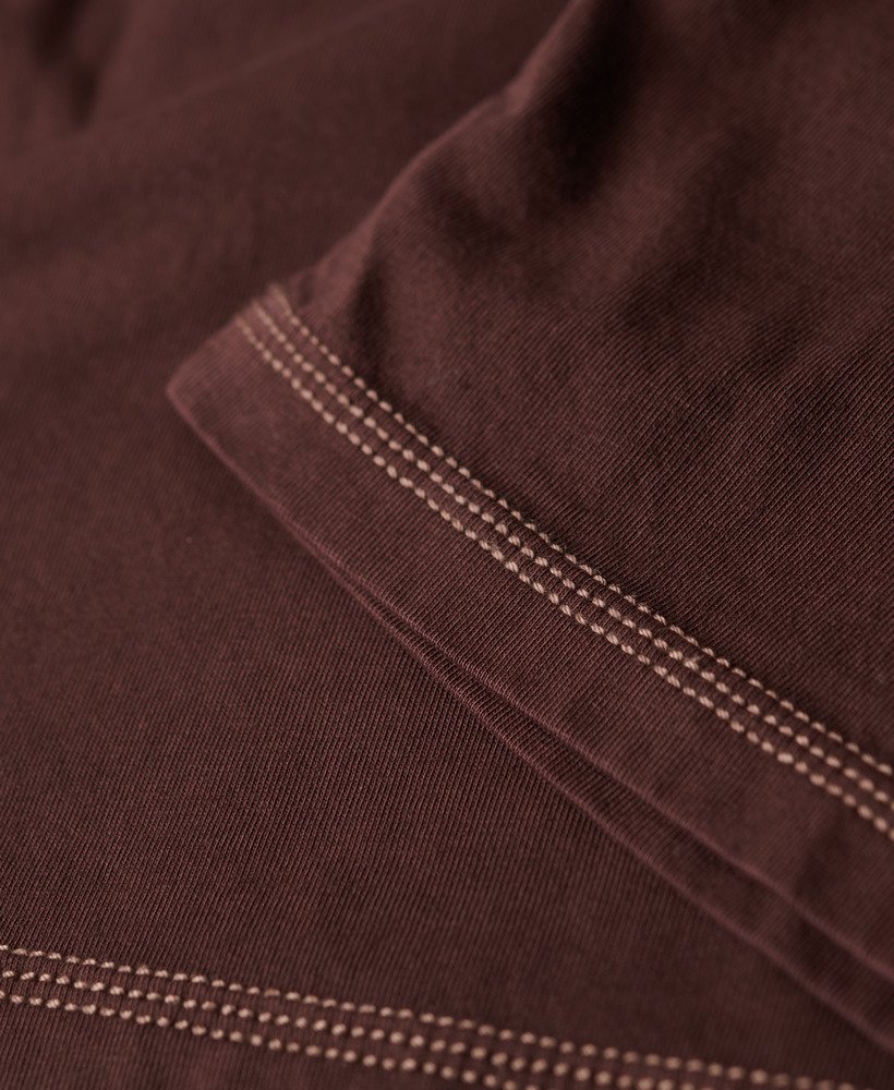 t-shirt met contrasterende stiksels op de borstzak in gewassen bruin.