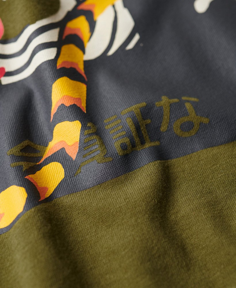 osaka 6 narrative t-shirt in kaki olijfgroen