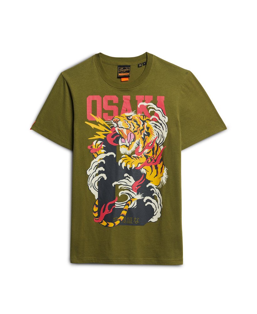 osaka 6 narrative t-shirt in kaki olijfgroen