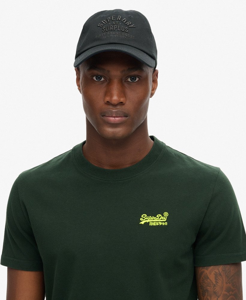 t-shirt met essential-logo van biologisch katoen in bosgroenfluorescentiegeel.