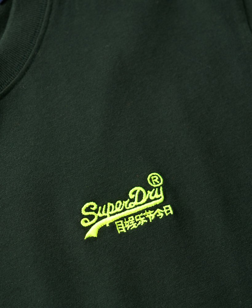 t-shirt met essential-logo van biologisch katoen in bosgroenfluorescentiegeel.