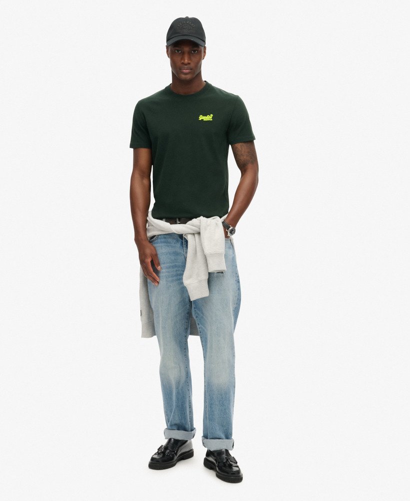 t-shirt met essential-logo van biologisch katoen in bosgroenfluorescentiegeel.