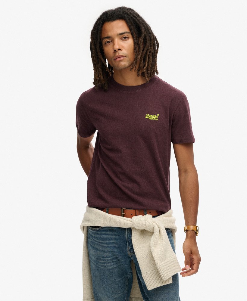 t-shirt met essential logo van biologisch katoen in de kleuren tawnty port marlfluor yellow.