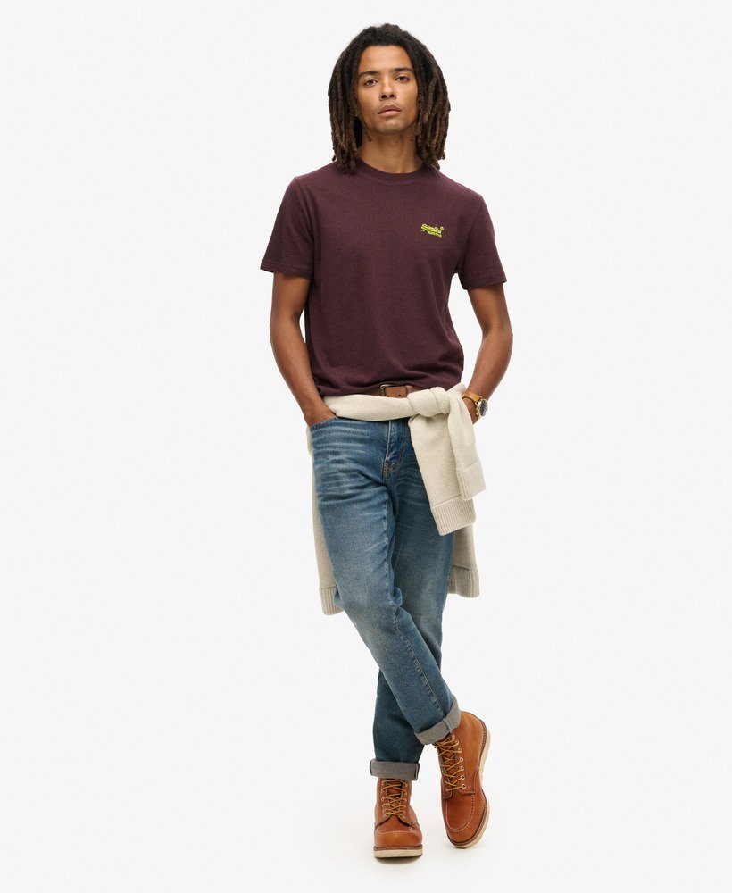 t-shirt met essential logo van biologisch katoen in de kleuren tawnty port marlfluor yellow.